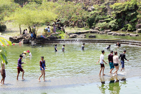 Du khách vui chơi tại Công viên sinh thái Suối Mơi (huyện Tân Phú).