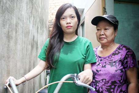 Phạm Trần Bích Phương, học sinh lớp 12 Trung tâm giáo dục thường xuyên tỉnh, cùng mẹ đi làm.