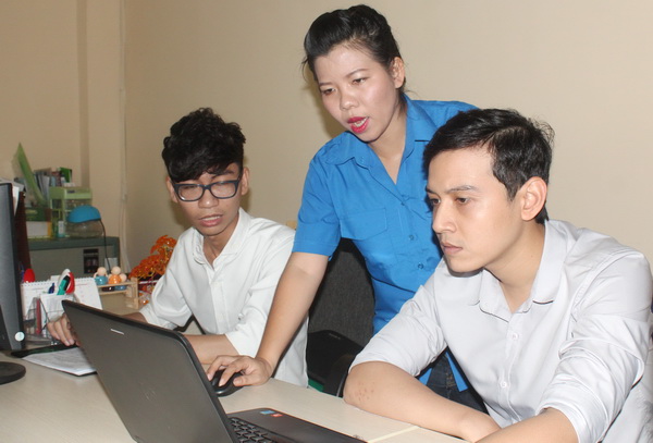 Chị Dương Trúc Lâm (giữa), Trưởng phòng Dịch vụ công ích Trung tâm công nghệ thông tin và truyền thông Sở Thông tin - truyền thông, trao đổi công việc với đồng nghiệp.