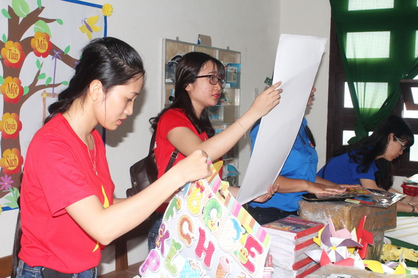 Chị Trần Thị Việt Trinh (bìa trái), sinh viên Trường đại học lâm nghiệp phân hiệu Đồng Nai, tham gia thực hiện công trình Phòng đọc cho em tại huyện Phú Quý, tỉnh Bình Thuận.
