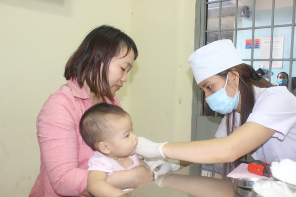 Trẻ được tiêm chủng phòng ngừa các bệnh lây nhiễm nguy hiểm tại Trung tâm y tế dự phòng Đồng Nai. Ảnh: H.DUNG