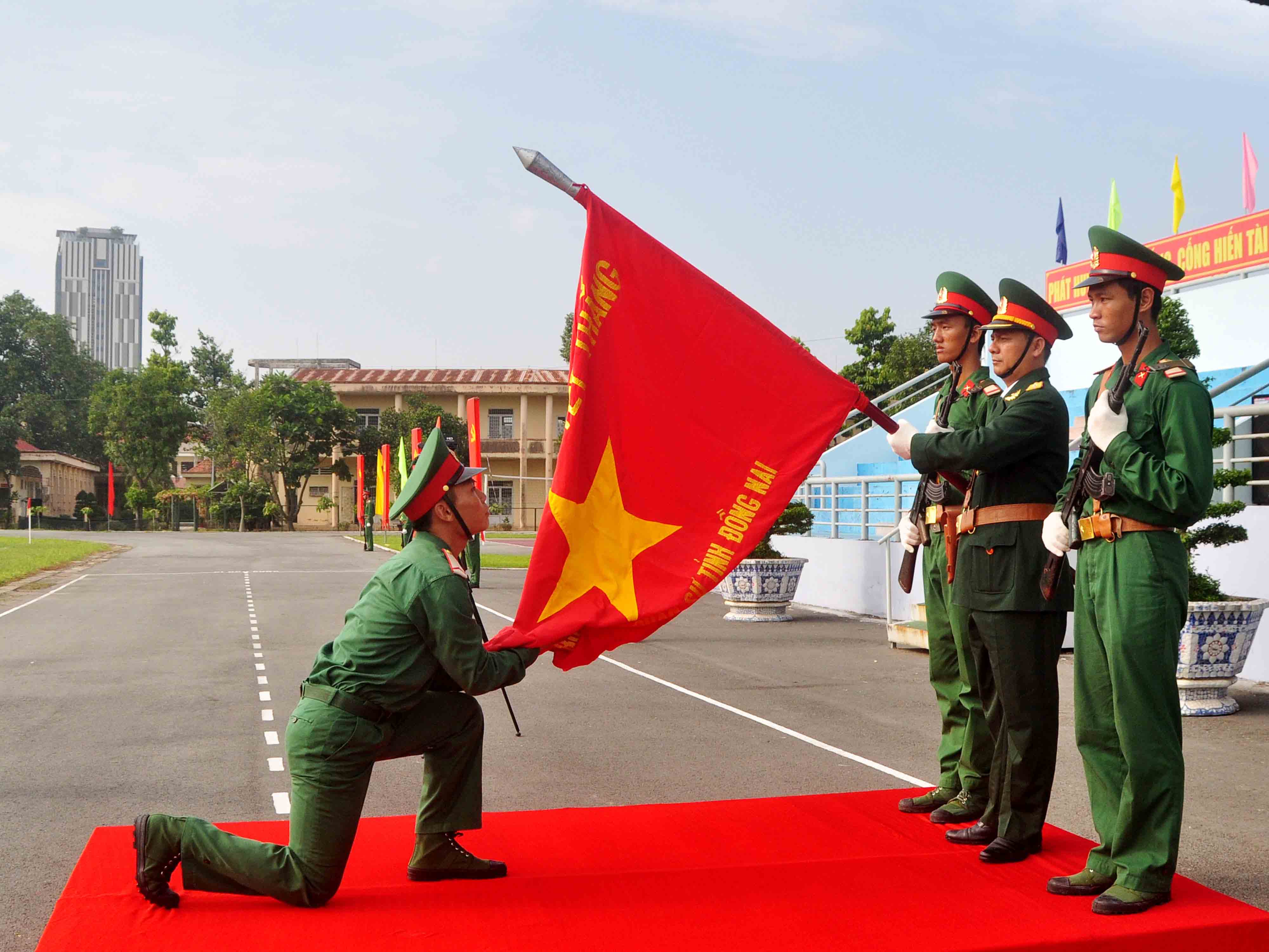 Chiến sĩ mới thực hiện nghi thức hôn quân kỳ trong lễ tuyên thệ (ảnh: Đăng Tùng)
