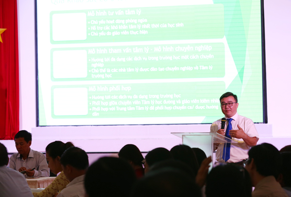 TS.Lê Minh Công, Phó trưởng khoa Tâm lý Trường đại học khoa học - xã hội và nhân văn, trình bày tham luận tại hội thảo