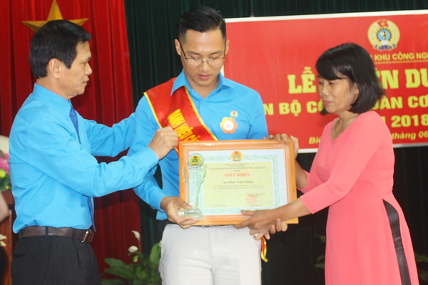 Những cán bộ Công đoàn cơ sở tiêu biểu xuất sắc nhận giấy khen và cúp lưu niệm do Công đoàn Khu công nghiệp Biên Hòa khen tặng.