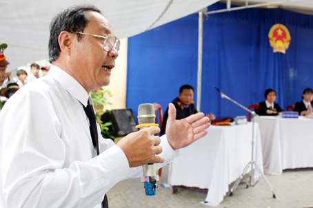 Trợ giúp viên Đặng Bửu Trọng, chi nhánh Trung tâm trợ giúp pháp lý huyện Định Quán, tham gia bảo vệ cho đương sự tại một phiên tòa.