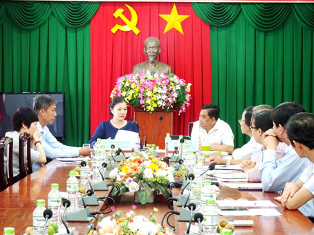 Phó chủ tịch Ủy ban Trung ương MTTQ Việt Nam Trương Thị Ngọc Ánh trao đổi công tác với Ban Thường trực Ủy ban MTTQ tỉnh.