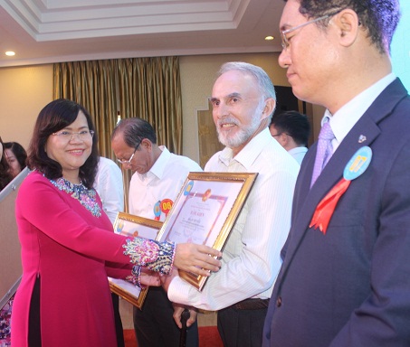 Phó chủ tịch UBND tỉnh Nguyễn Hòa Hiệp tặng bằng khen cho ông Marc De Muynck, Phó chủ tịch tổ chức Les Enfants Du Dragon (Pháp).