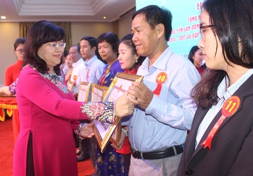 Phó tổng biên tập  Đinh Kim Tuấn nhận bằng khen của UBND tỉnh trao tặng tập thể Báo Đồng Nai