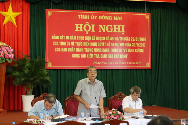 Đồng chí Trần Văn Tư, Phó bí thư thường trực Tỉnh ủy phát biểu tại hội nghị
