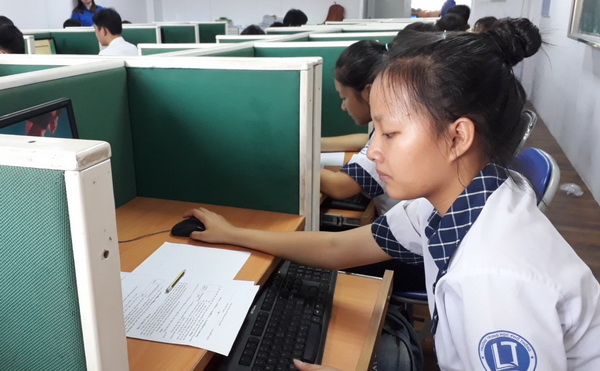 Các thí sinh khối THPT tham gia hội thi tin học trẻ (Ảnh: Tỉnh đoàn cung cấp)