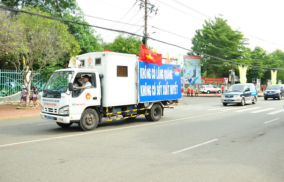 Đoàn xe diễu hành sau lễ mít tinh trên các trục đường chính của TX. Long Khánh.