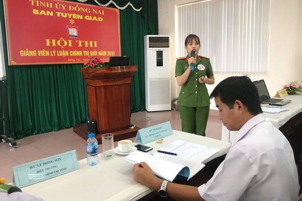 Trung úy Lê Thị Thanh Thúy, cán bộ Đội Điều tra tổng hợp Công an TP.Biên Hòa, trình bày bài thi.