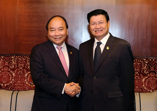 Thủ tướng Việt Nam, trái, gặp Thủ tướng Lào hôm nay tại Thái Lan. Ảnh: Chinhphu.vn.
