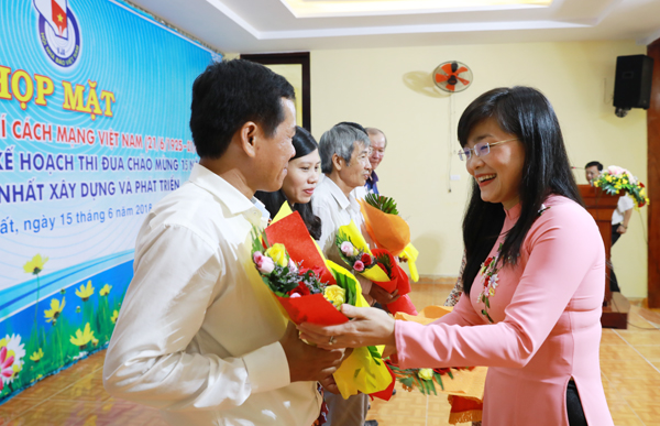 Bí thư Huyện ủy Thống Nhất Bùi Thị Bích Thủy tặng hoa, tri ân các nhà báo