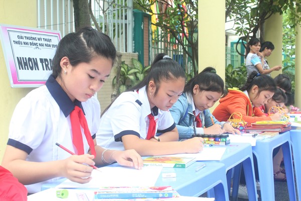 Các em thiếu nhi tham gia vẽ tranh tại vòng chung kết hội thi