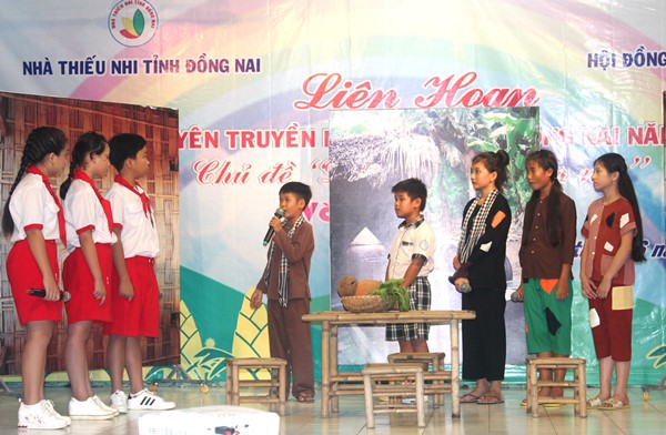 Phần thi đội tuyên truyền măng non tài năng của Đội tuyên truyền măng non khối tiểu học của huyện Xuân Lộc