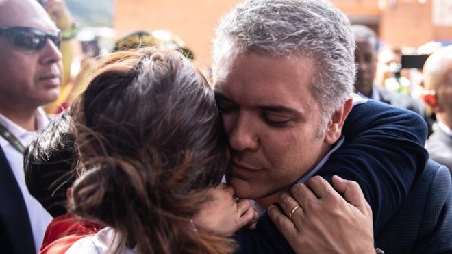 Ông Iván Duque chào đón một cử tri bên ngoài một trung tâm bỏ phiếu trong vòng thứ hai của cuộc bầu cử tổng thống ở Colombia. (Nguồn: Bloomberg)