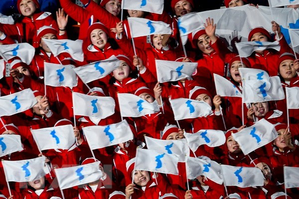 Đoàn cổ vũ Triều Tiên vẫy cờ thống nhất Triều Tiên tại lễ khai mạc Olympic PyeongChang 2018. (Nguồn: AFP/TTXVN)