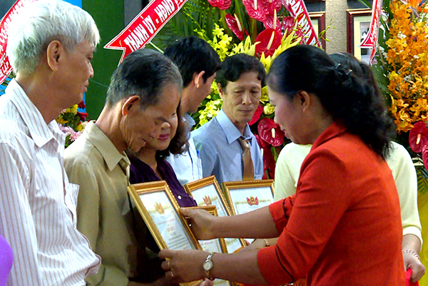Lãnh đạo TP.Biên Hòa trao giấy khen các cá nhân có nhiều đóng góp xây dựng và phát triển Đài truyền thanh Biên Hòa.