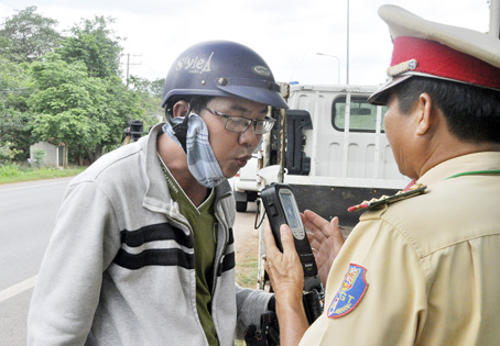 Lực lượng cảnh sát giao thông kiểm tra nồng độ cồn của người điều khiển phương tiện trên quốc lộ 20 đoạn qua huyện Định Quán.