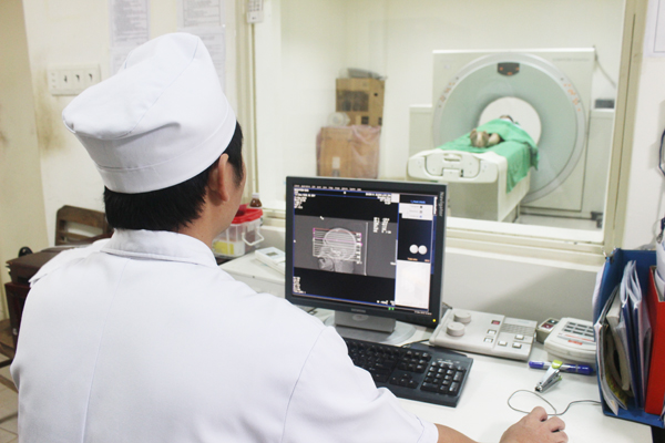 Từ ngày 15-7, dịch vụ CT scanner sẽ được giảm giá. Ảnh: NGỌC THƯ