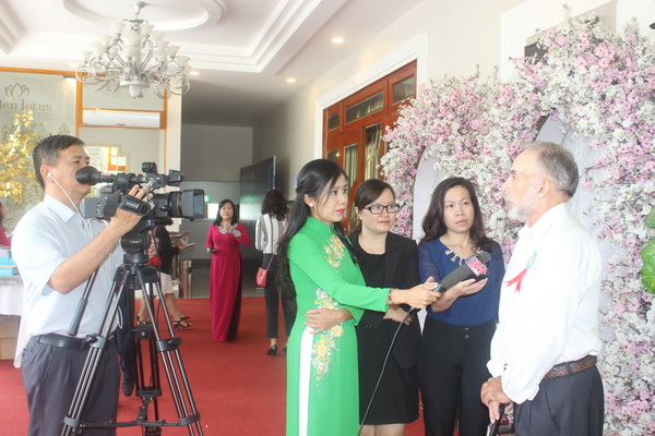 Các phóng viên Đài PT-TH Đồng Nai, Báo Đồng Nai tác nghiệp tại hội nghị tổng kết 5 năm thực hiện chương trình xúc tiến vận động viện trợ phi chính phủ nước ngoài trên địa bàn tỉnh.