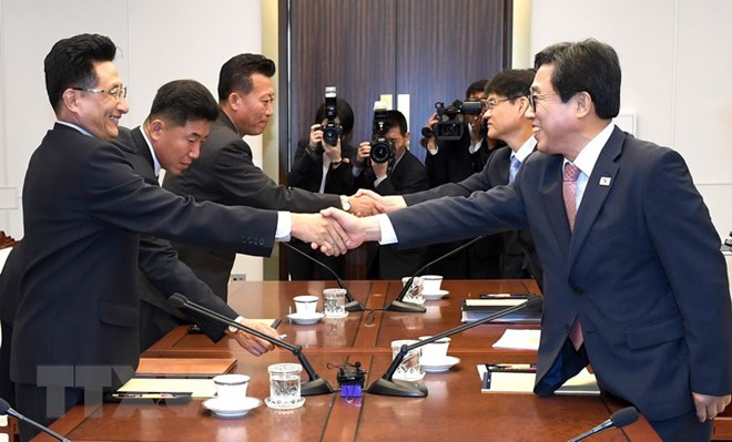 Tổng Thư ký Ủy ban Olympic và Thể thao Hàn Quốc Jeon Choong-ryul (phải) và Thứ trưởng Bộ thể thao Triều Tiên Won Kil-u trong cuộc đàm phán tại làng đình chiến Panmunjom ngày 18-6. (Ảnh: Yonhap/TTXVN)