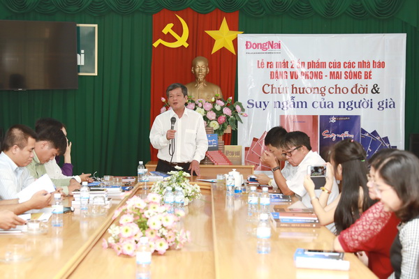Nhà báo Nguyễn Tôn Hoàn, Chủ tịch Hội Nhà báo tỉnh, Phụ trách Báo Ðồng Nai, phát biểu tại buổi ra mắt sách.  Ảnh: Huy Anh