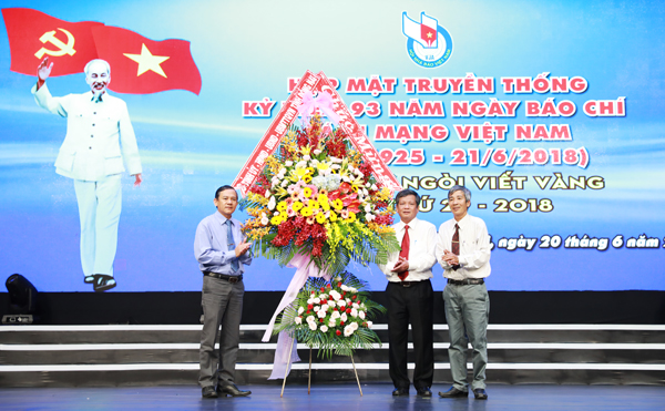 Phó trưởng ban Tuyên giáo Tỉnh ủy Phạm Tấn Linh (bìa trái) tặng lẵng hoa chúc mừng Lãnh đạo Hội nhà báo tỉnh nhân kỷ niệm 93 năm báo chí Cách mạng Việt Nam