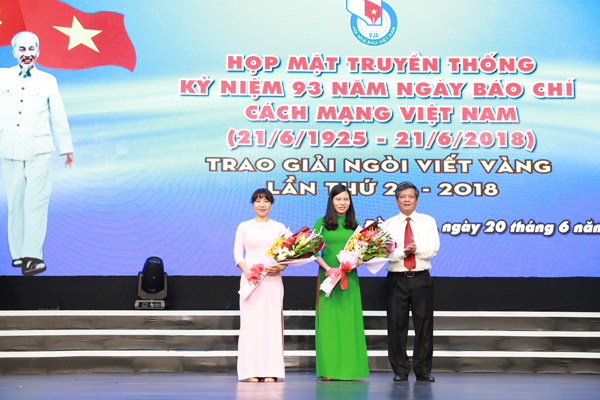 Chủ tịch Hội nhà báo tỉnh, Phụ trách báo Đồng Nai Nguyễn Tôn Hoàn tặng hoa chúc mừng các nhóm tác giả, tác giả đoạt giải khuyến khích báo chí quốc gia 2017