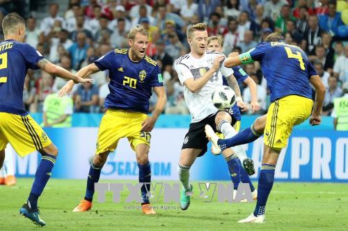 Đức (áo trắng) thắng ngược Thụy Điển