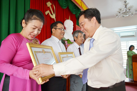 Bí thư Đảng ủy Khối các cơ quan tỉnh Nguyễn Hữu Định trao bằng khen của Tỉnh ủy cho các tổ chức cơ sở Đảng trong Khối các cơ quan tỉnh đạt trong sạch vững mạnh tiêu biểu 5 năm liền 2013-2017.