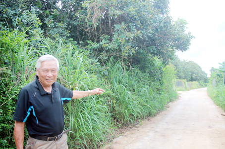 Ông Vòng Vĩnh Ốn (xã Bàu Sen, TX.Long Khánh) vui vẻ khoe tuyến đường liên xã tại xã Bàu Sen được làm từ sức dân.