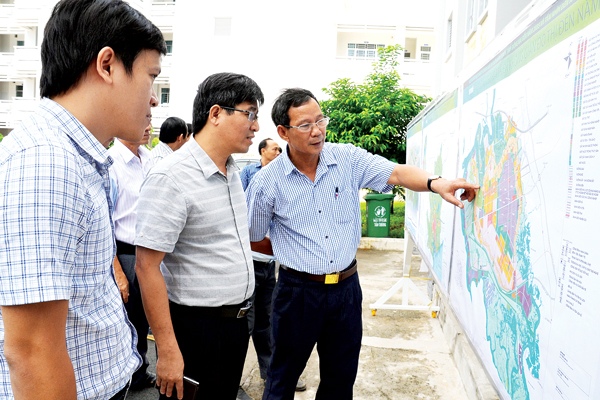 Người dân xem bản đồ chi tiết quy hoạch Nhơn Trạch đến năm 2030