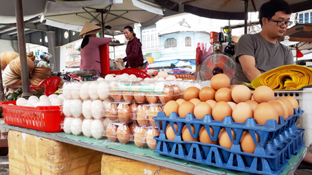 Gần đây giá các loại trứng gà, vịt tăng cao. Trong ảnh: Một sạp bán trứng gia cầm tại chợ Biên Hòa.