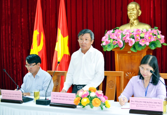 Trưởng ban Dân vận Tỉnh ủy Hồ Thanh Sơn, phát biểu tại hội nghị.