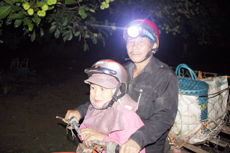 Hơn 20 năm nay, vợ chồng ông Hồ Đăng Hiếu, bà Nguyễn Thị Sen vẫn dậy sớm buôn bán tảo tần lo cho con ăn học.