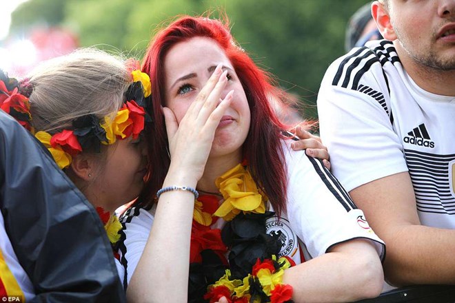 Người hâm mộ Đức buồn bã khi chứng kiến đội nhà bị loại. (Nguồn: EPA)