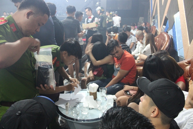 Công an TP.Biên Hòa kiểm tra một quán bar tại phường Thống Nhất vào đầu năm 2018.