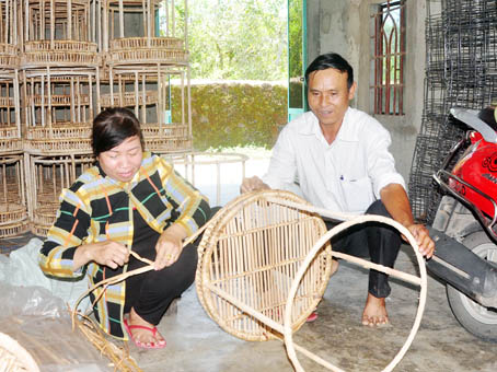 Ông Trần Trọng Khuê, Giám đốc Hợp tác xã Lê Lợi, hướng dẫn người lao động làm sản phẩm mới.