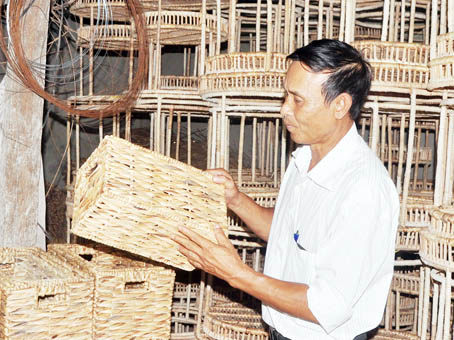 Ông Trần Trọng Khuê, Giám đốc Hợp tác xã Lê Lợi, với những sản phẩm đã hoàn thành.