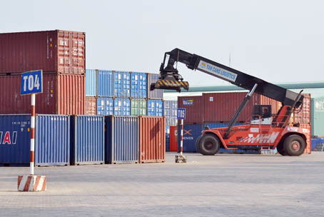 Xếp dỡ hàng tại ICD Tân Cảng - Nhơn Trạch.
