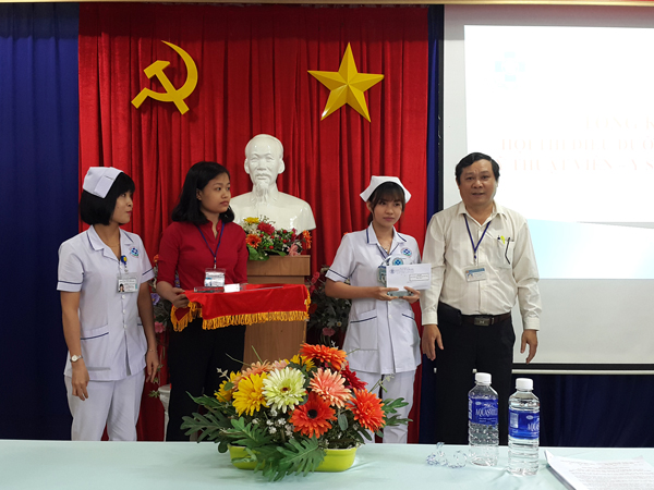Bác sĩ chuyên khoa II Nguyễn Xuân Hùng- Giám đốc Trung tâm trao giải nhất cho thí sinh Nguyễn thị Kim Thu