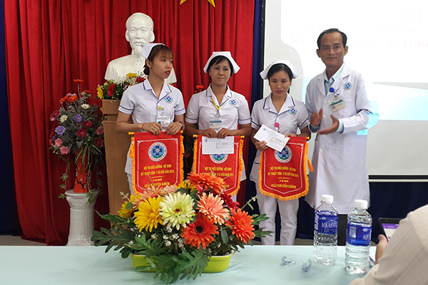 Bác sĩ chuyên khoa II Đinh Thanh Tùng-Phó giám đốc Trung tâm trao giải cho thí sinh đạt giải khuyến khích