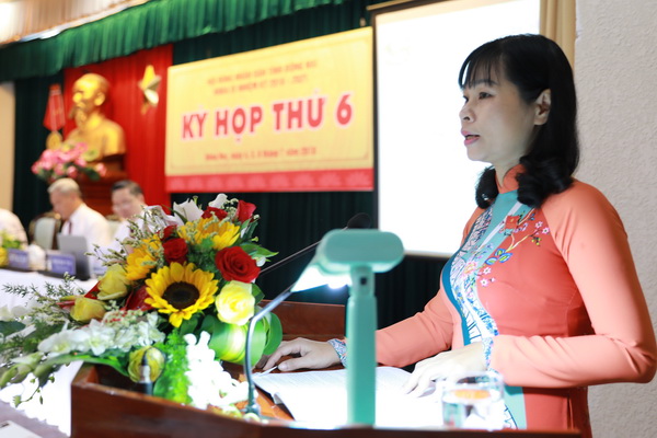 Trưởng ban Văn hóa xã hội HĐND tỉnh Nguyễn Thị Thu Hiền trình bày báo cáo thẩm tra về tình hình kinh tế - xã hội, quốc phòng an ninh 6 tháng đầu năm