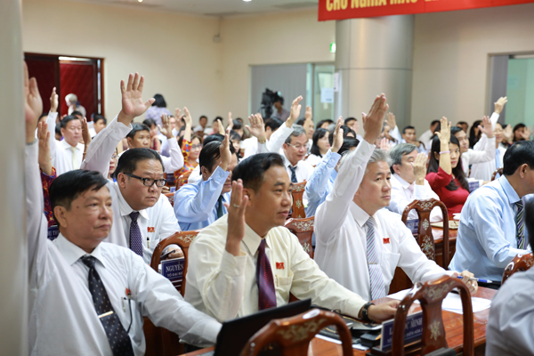 Các đại biểu HĐND tỉnh biểu quyết miễn nhiệm các Ủy viên UBND tỉnh 
