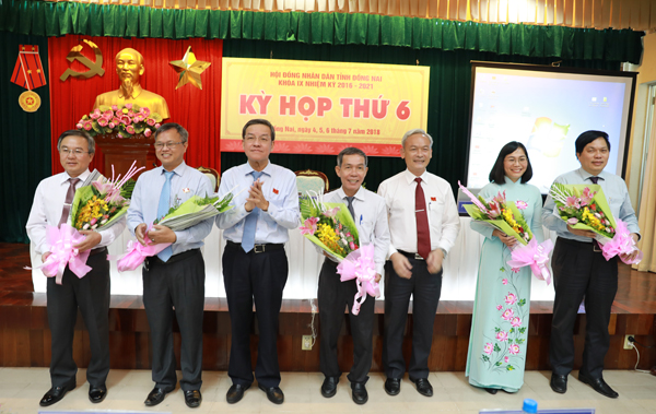 Bí thư Tỉnh ủy Nguyễn Phú Cường tặng hoa các đồng chí vừa trúng cử và miễn nhiệm chức danh Ủy viên UBND tỉnh.