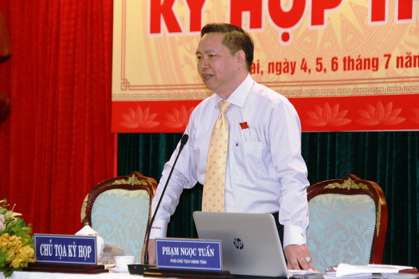 Phó chủ tịch HĐND tỉnh Phạm Ngọc Tuấn điều khiển phiên thảo luận tại hội trường.