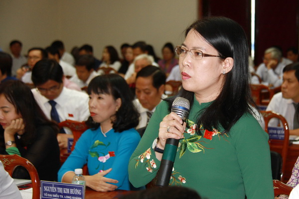 Đại biểu Nguyễn Thị Như Ý phát biểu nêu thêm các giải pháp nhằm tiếp tục đảm bảo vệ sinh an toàn thực phẩm.