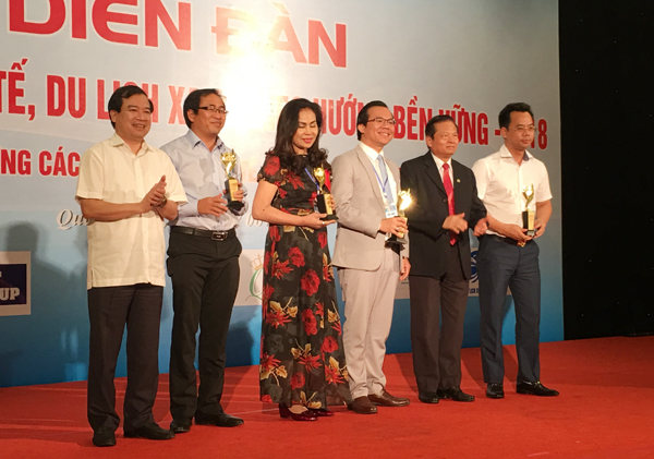 Ông Trần Đăng Ninh, Giám đốc Công ty TNHH một thành viên đầu tư phát triển Bửu Long (thứ hai từ trái sang) nhận kỷ niệm chương tại diễn đàn.